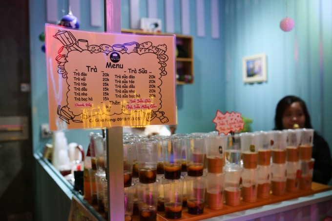 Menu trà sữa tại một quán ở TP HCM. Ảnh: Hoàng Giang 