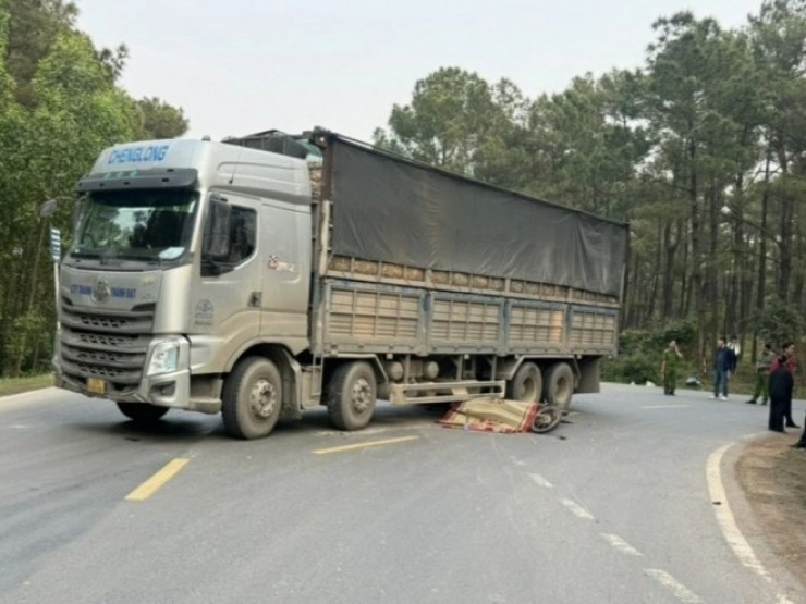 Rợn người khoảnh khắc 3 học sinh ở Quảng Bình đi xe máy bị cuốn vào gầm xe tải