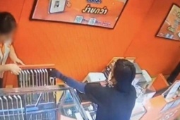 Người đàn ông đe dọa nữ nhân viên, cướp 5 dây chuyền vàng