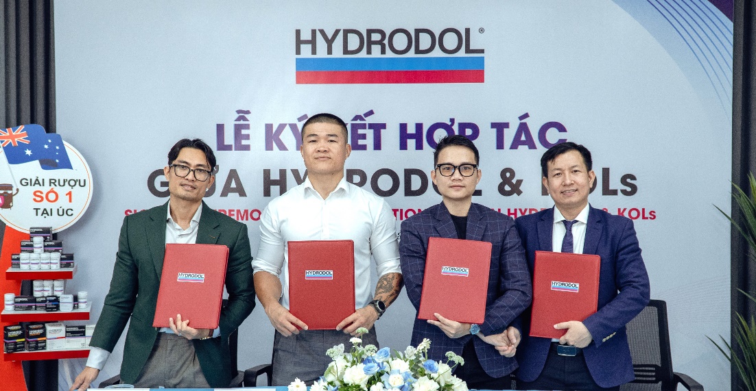 Đại diện thương hiệu TPBVSK Hydrodol ký kết hợp tác với võ sĩ Trương Đình Hoàng (áo trắng) và doanh nhân, VĐV Phan Bảo Long (bìa trái)