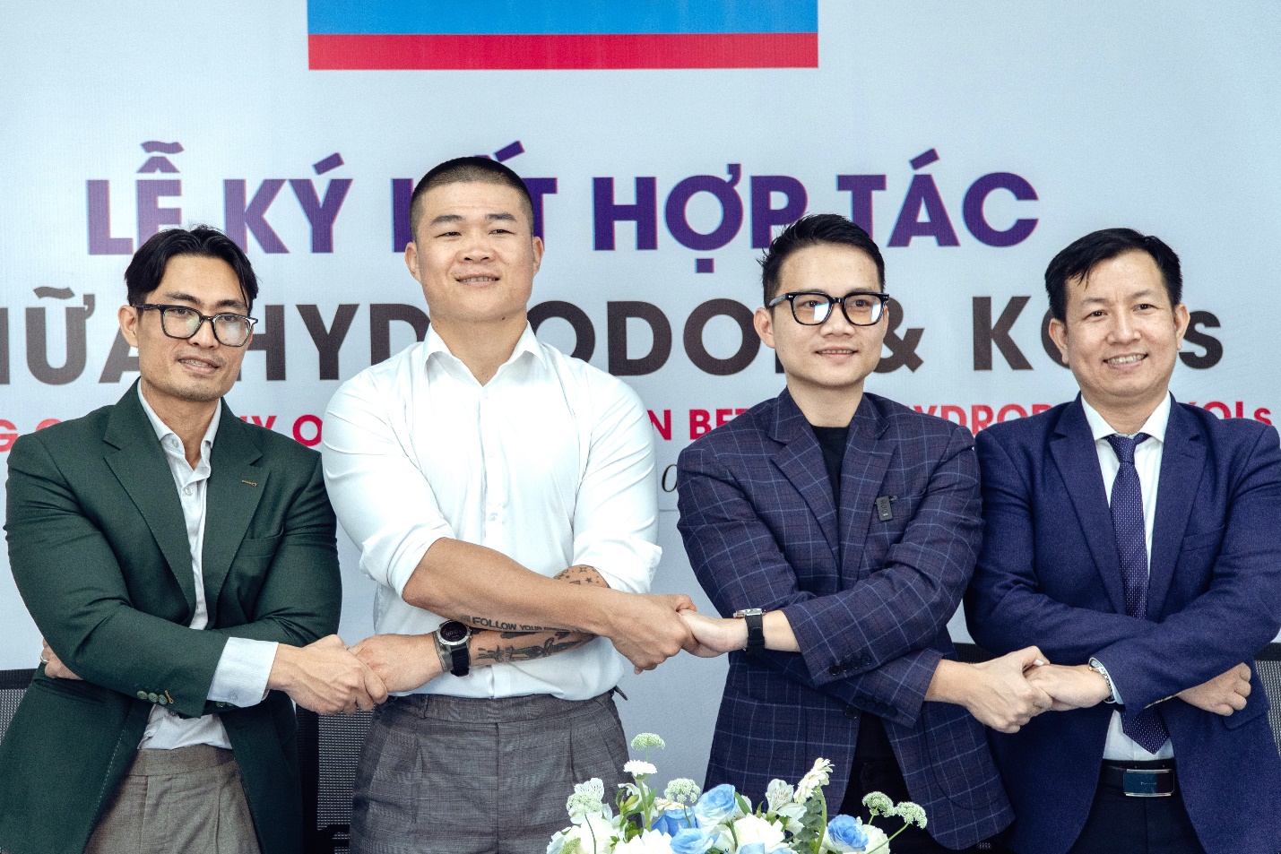 Cú bắt tay chiến lược của đại diện thương hiệu TPBVSK Hydrodol và các KOLs.