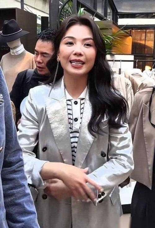 Ẩnh chưa chỉnh sửa để lộ gương mặt Lưu Đào có phần kém thon gọn, làn da xuất hiện một vài dấu hiệu lão hóa ở tuổi 46.