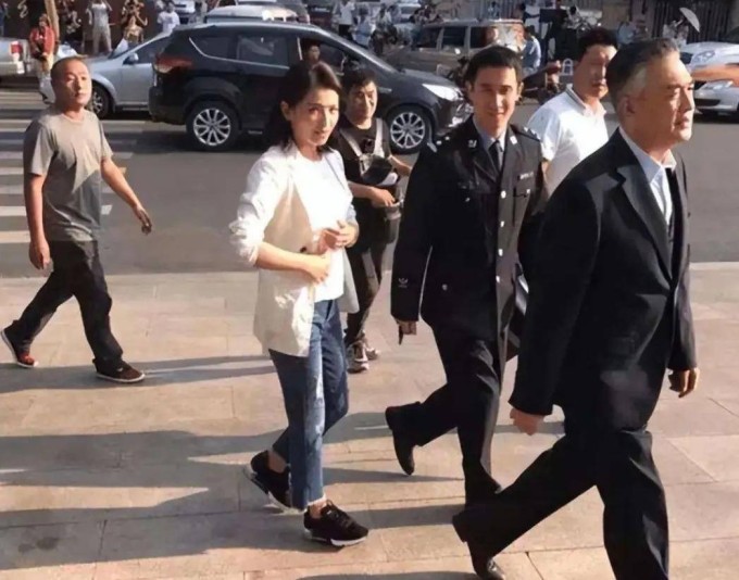 Bức ảnh chụp Lưu Đào xuất hiện trên đường phố cũng được khen ngợi nhờ sự giản dị cùng vóc dáng gọn gàng của nữ diễn viên ở tuổi U50.