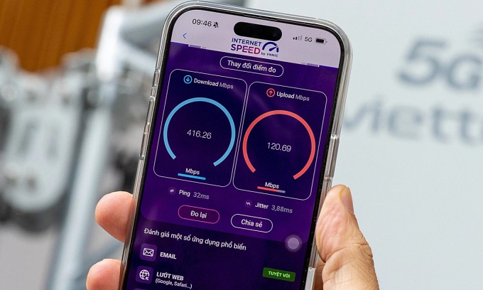 Đo thử tốc độ mạng 5G trong ngày khai trương, tháng 10/2024. Ảnh:Lưu Quý