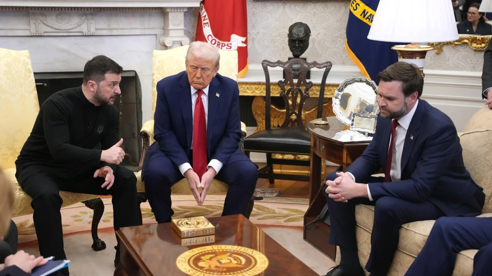 Tổng thống Mỹ Donald Trump (giữa) và Phó Tổng thống Mỹ JD Vance gặp Tổng thống Ukraine Volodymyr Zelensky (bên trái) tại Nhà Trắng hôm 28-2. Ảnh: AFP