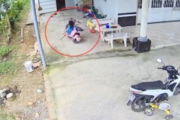 Clip: Giây phút kinh hãi khi bé gái thử xe máy điện và cái kết thót tim