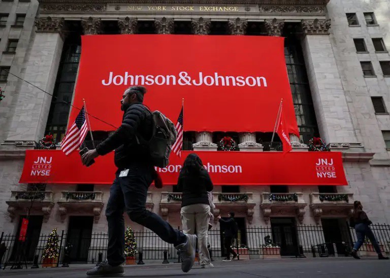 Biểu ngữ của Johnson &amp; Johnson được trưng bày ở mặt trước của Sàn giao dịch chứng khoán New York (NYSE) tại Thành phố New York, Hoa Kỳ