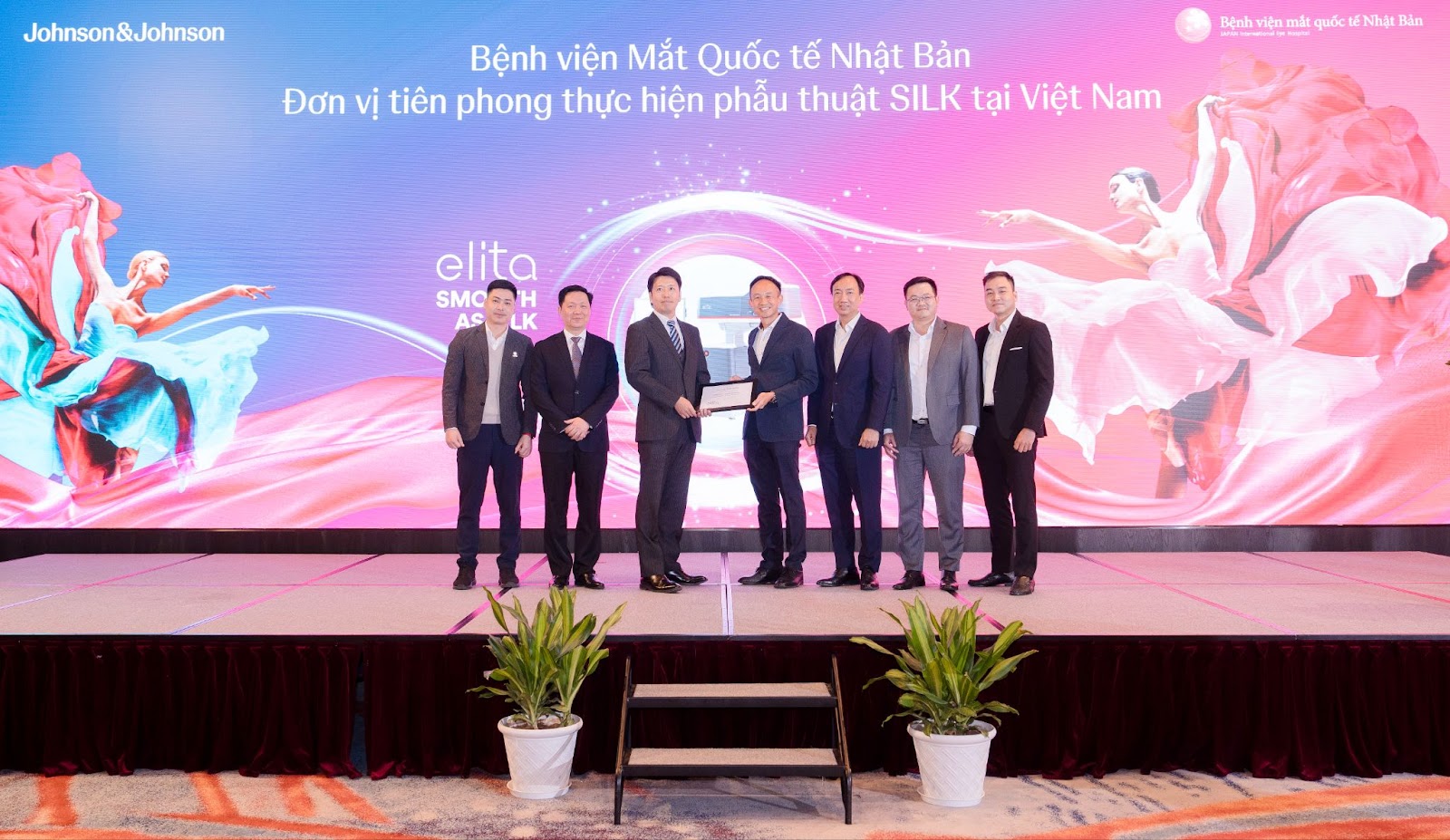 Đại diện Bệnh viện mắt quốc tế Nhật Bản và đại diện tập đoàn Johnson&Johnson trong sự kiện chuyển giao công nghệ phẫu thuật SILK.