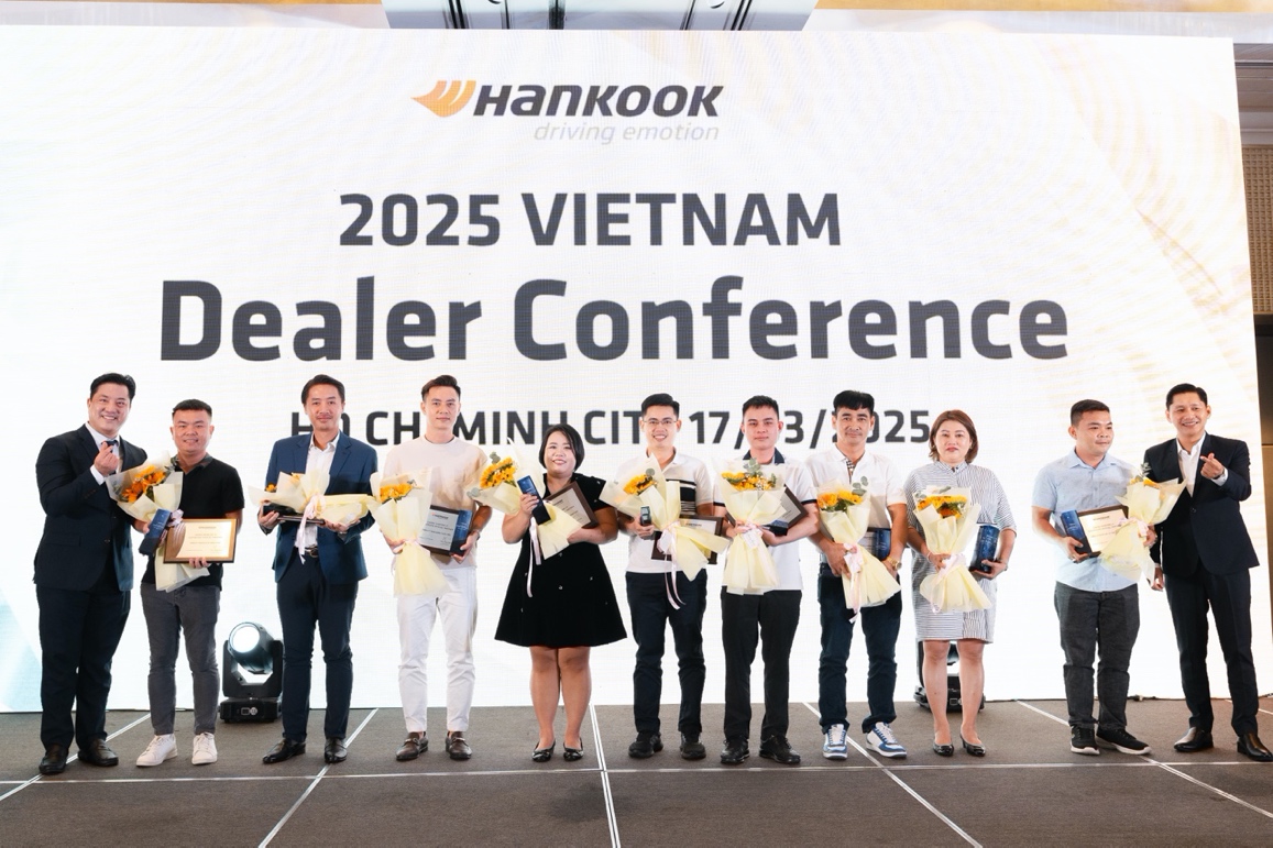 Đại diện Hankook Tire Vietnam trao hoa và kỉ niệm chương đến các đối tác đại lý