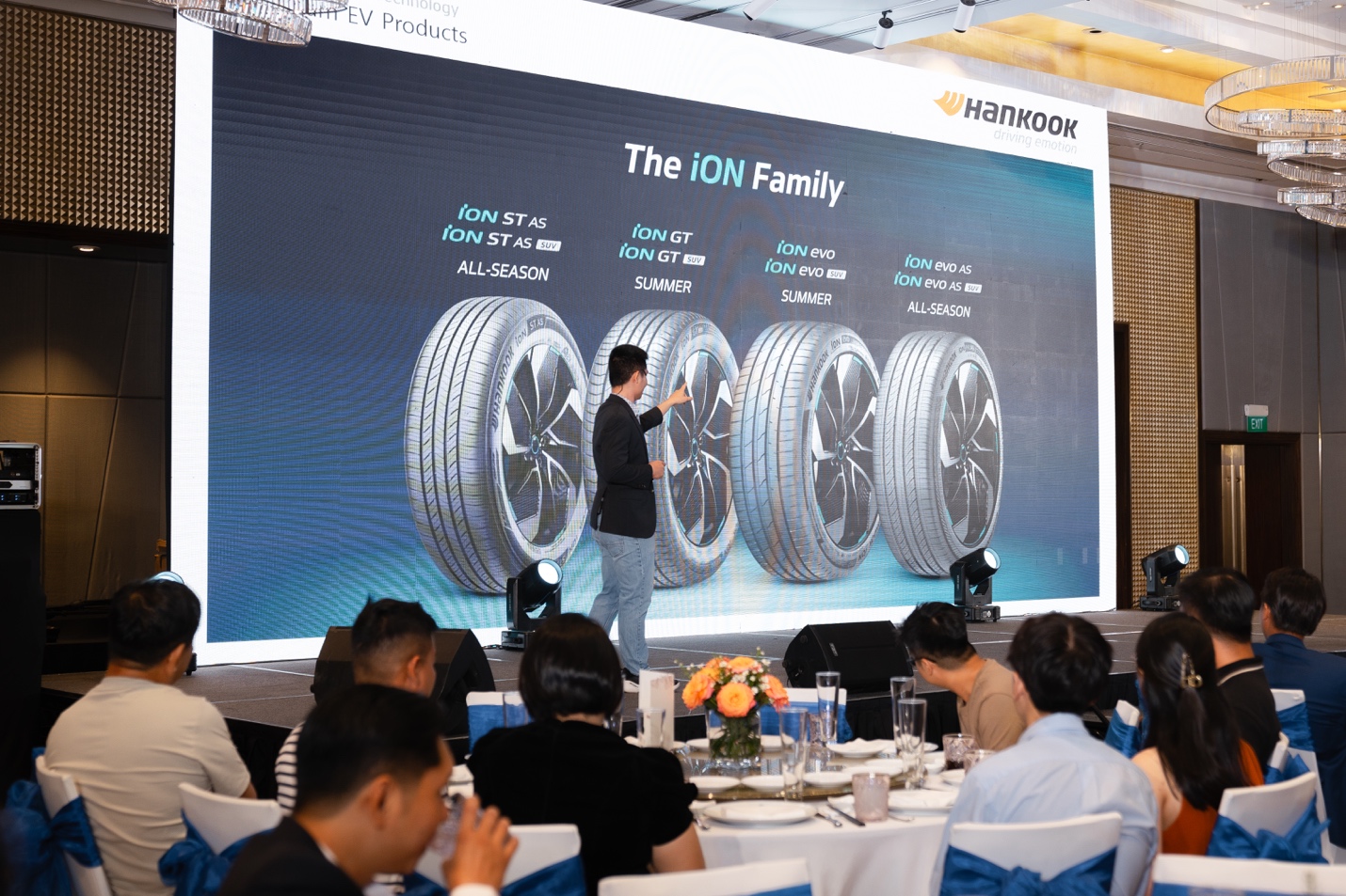 Đại diện của Hankook Tire Vietnam giới thiệu các dòng sản phẩm mới