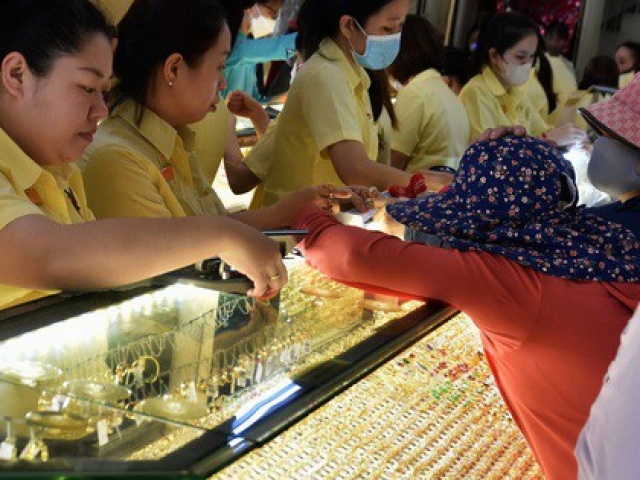 Giá vàng miếng SJC, vàng nhẫn rơi thẳng đứng, nhiều người lỗ nặng