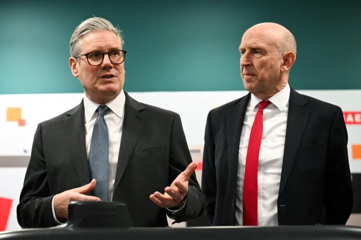 Thủ tướng Anh Keir Starmer và Bộ trưởng Quốc phòng John Healey tại lễ đặt ky tàu. Ảnh: The Sun UK