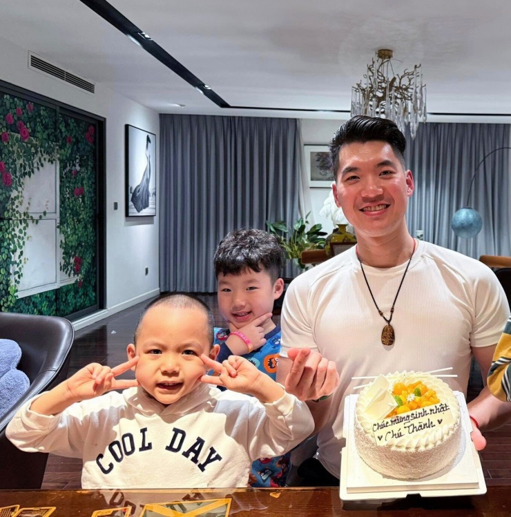 Trương Nam Thành lộ ảnh cực ngọt bên vợ đại gia, 2 con song sinh nay lớn phổng đường nét điển trai giống bố - 2