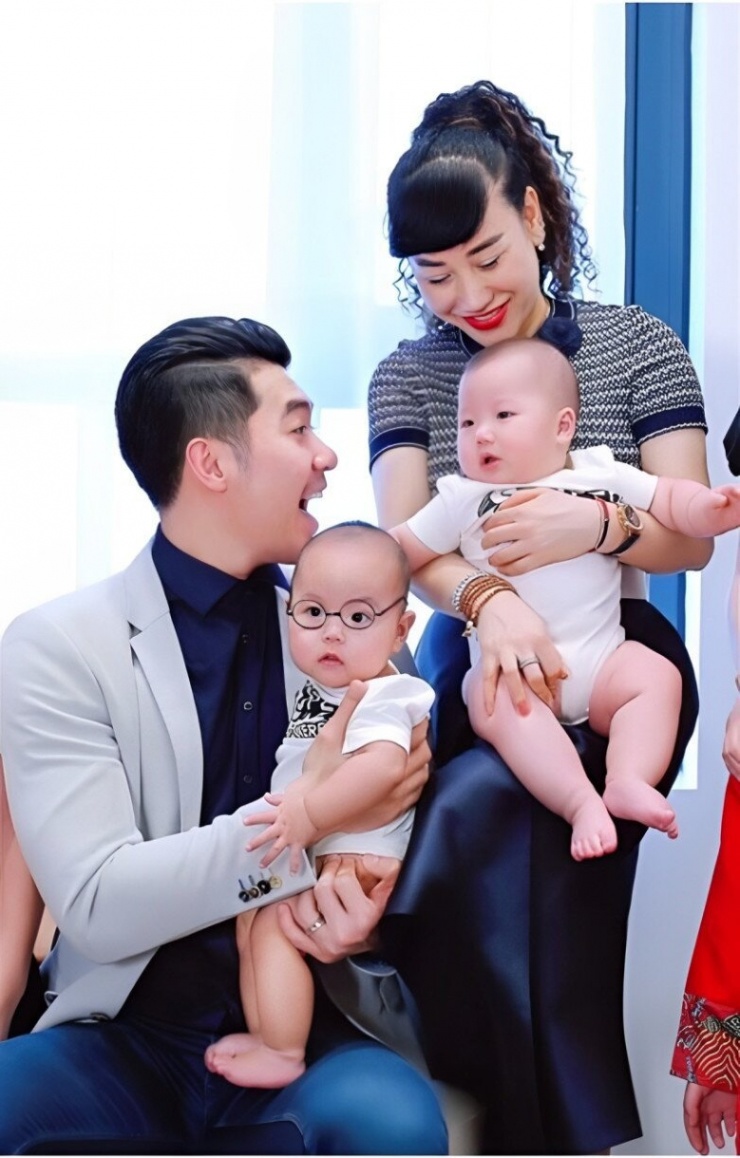 Trương Nam Thành lộ ảnh cực ngọt bên vợ đại gia, 2 con song sinh nay lớn phổng đường nét điển trai giống bố - 5