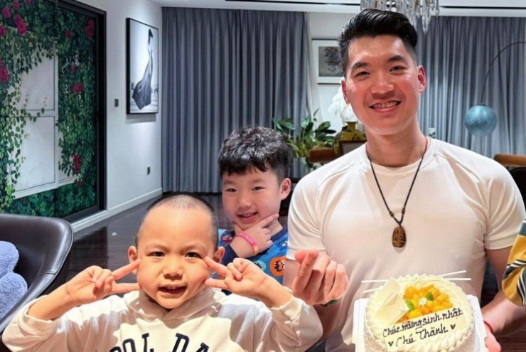 Trương Nam Thành lộ ảnh cực ngọt bên vợ đại gia, 2 con song sinh nay lớn phổng đường nét điển trai giống bố