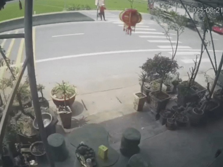 Khoảnh khắc xe khách đối đầu xe tải trong vụ tai nạn giao thông liên hoàn ở Quảng Bình