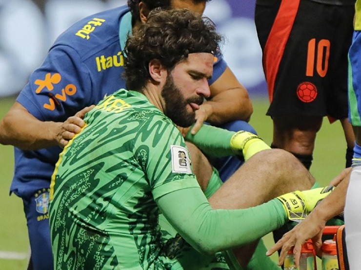 Liverpool dính “virus FIFA“: Alisson bị nghi chấn động não, Gravenberch chấn thương