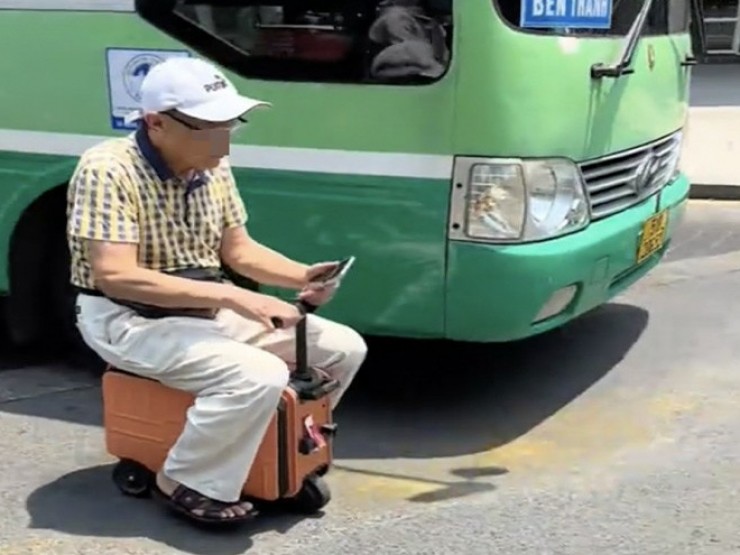 Công an xác minh clip người đàn ông “cưỡi“ vali chạy bon bon trên phố