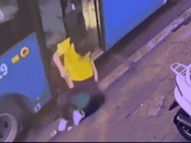 Nữ sinh xuống xe buýt ngã nhào, hoảng loạn khi nằm sát bánh xe