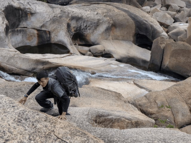 Vượt rừng, chinh phục hồ “vô cực“