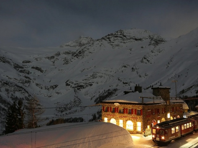 Khách sạn dị thường trên núi “tách biệt“ khỏi thế giới suốt 12 tiếng mỗi ngày