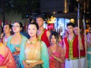 Thời trang - Tiểu Vy, Quốc Anh cùng hàng nghìn người mặc Việt phục xuống phố