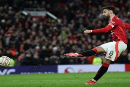 Fernandes sút phạt đền thành công 100% mùa này: Hé lộ bí quyết, học hỏi Ronaldo