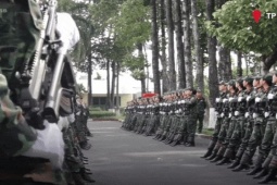 Nữ quân nhân đeo tạ chân rèn luyện cho lễ diễu binh 30/4