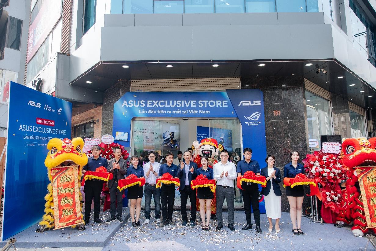 Đại diện ASUS cùng đại diện các đại lý và đối tác cắt băng khánh thành ASUS Exclusive Store đầu tiên tại Việt Nam.