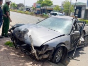Tin tức trong ngày - Ôtô biến dạng sau tai nạn, 3 người bị thương