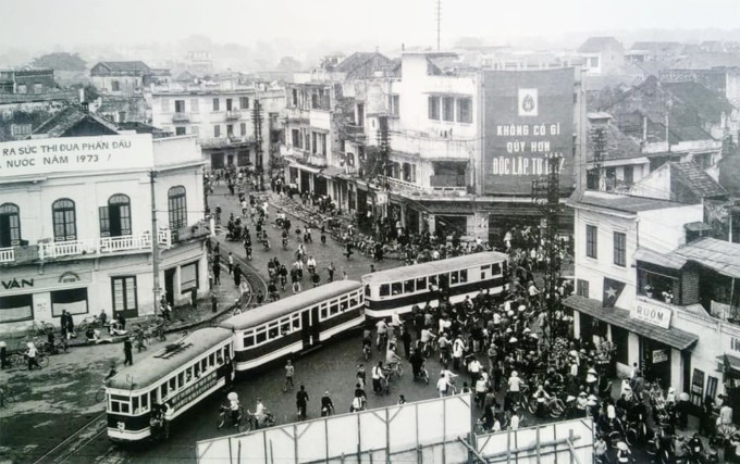 Ngã năm bờ hồ năm 1973 - nơi những chuyến tàu điện leng keng sớm khuya. Ảnh: NSNA Hữu Cấy