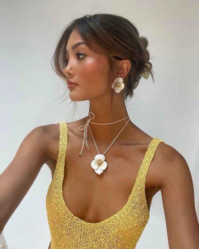 Trước khi trở thành người mẫu nổi tiếng thế giới, Thompson xuất phát điểm là một nhà sáng tạo nội dung trên TikTok.