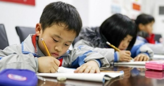 Ông bố phản đối học thêm vì cho rằng "kiến thức không thể mua bằng tiền"