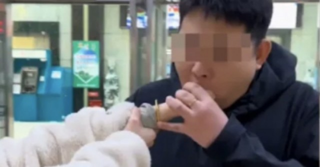 Nhập viện vì thử thách "nuốt trọn tay bạn gái"