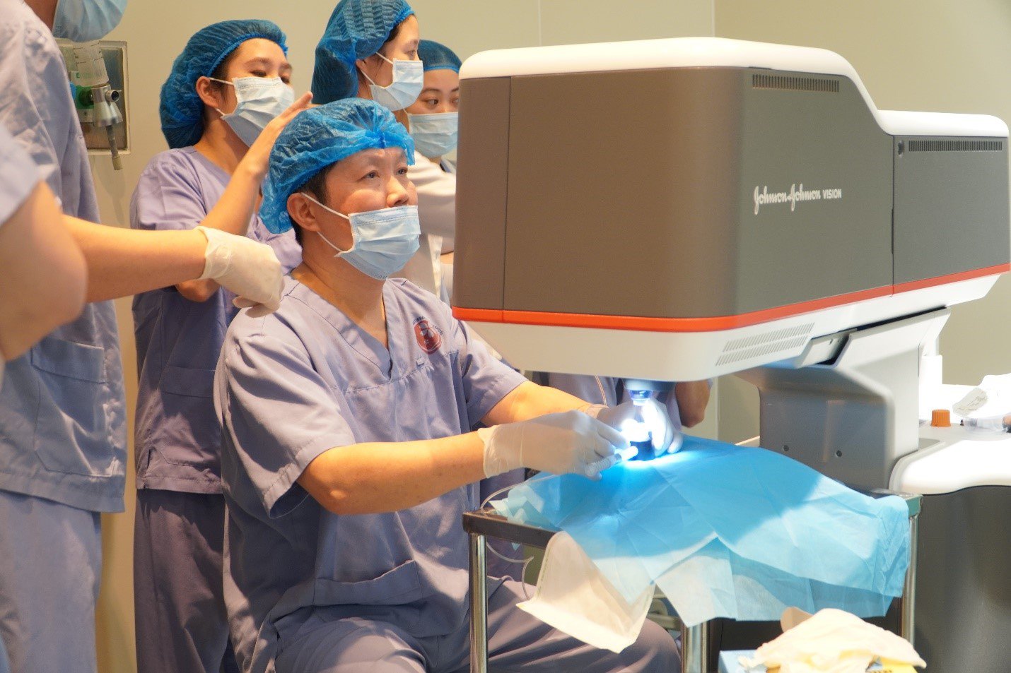 TS.BS Vũ Anh Tuấn thao tác trên hệ thống laser ELITA.