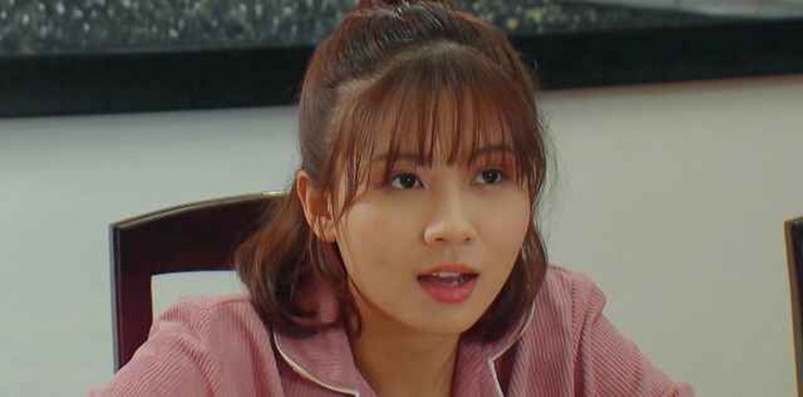 Dù vào vai một nữ sinh không được trang điểm, ăn diện cầu kỳ nhưng Quỳnh Trang vẫn đẹp xuất sắc trong một lần xuất hiện, đặc biệt là đôi mắt trong veo.