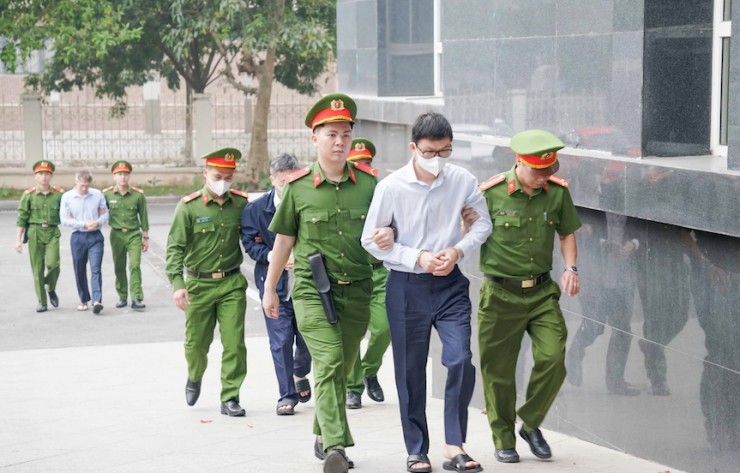 Các bị cáo được đưa đến tòa. Ảnh: CTV