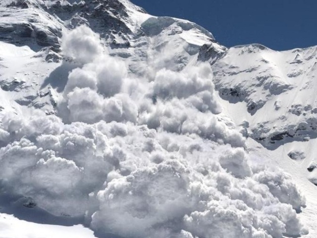 Du khách sống sót kỳ diệu sau 7 tiếng bị chôn vùi dưới tuyết