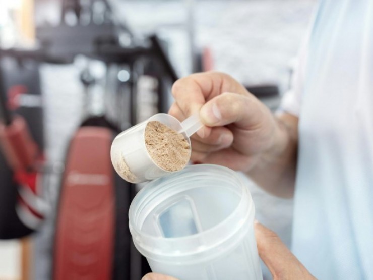 Chàng trai bị suy thận vì uống quá nhiều bột protein khi tập gym