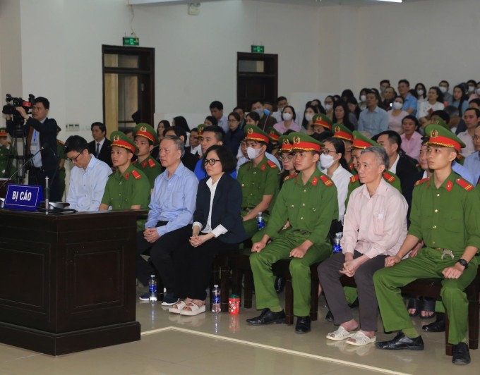 24 bị cáo có mặt tại phiên phúc thẩm. Ảnh: Danh Lam