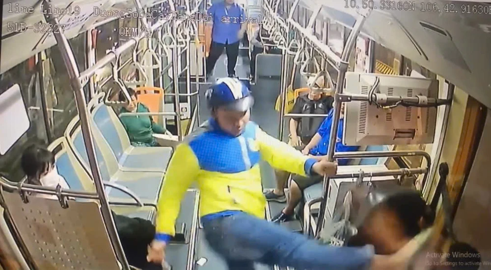 Công an nhanh chóng xác định được Tuấn Anh và đưa người này về trụ sở để xử lý. Ảnh: Cắt từ clip