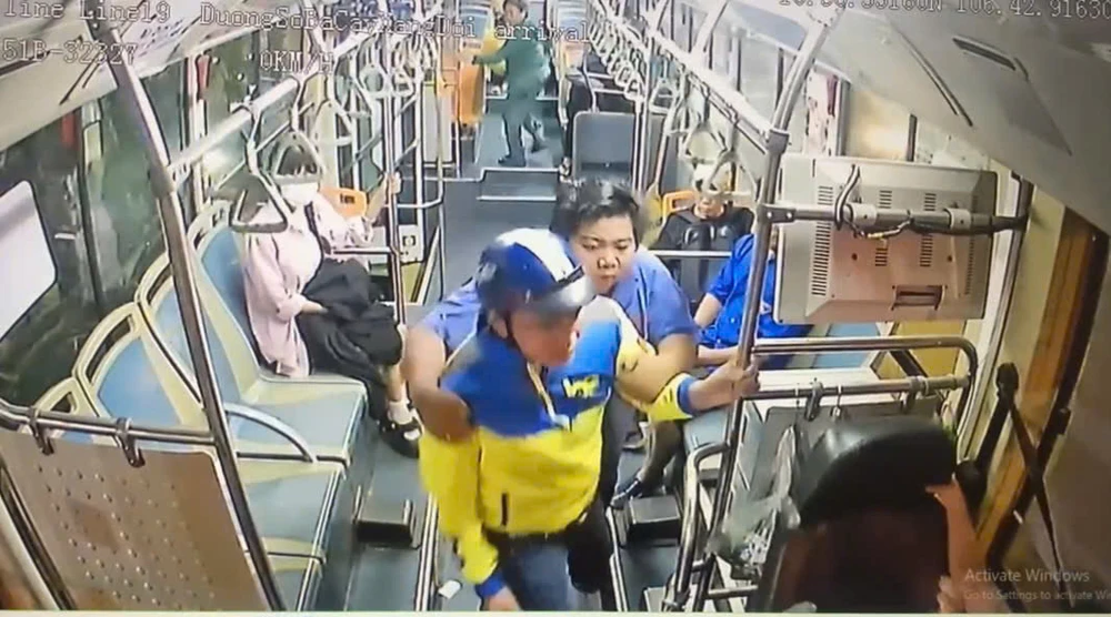 Tuấn Anh xông lên xe buýt, đánh đập tài xế. Ảnh: Cắt từ clip