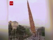 Thế giới - Clip: Kinh hoàng khoảnh khắc xe rước cao chót vót đổ sập ở Ấn Độ