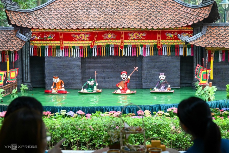 Các nghệ sĩ nhà hát múa rối biểu diễn chương trình Âm vang đồng quê, với các phần Tễu giáo trò, Múa rồng, Hát Xá: Sắc đào xuân, Độc tấu đàn Bầu: Bèo dạt mây trôi, Vũ điệu tâm linh... cùng các điệu múa dân gian.