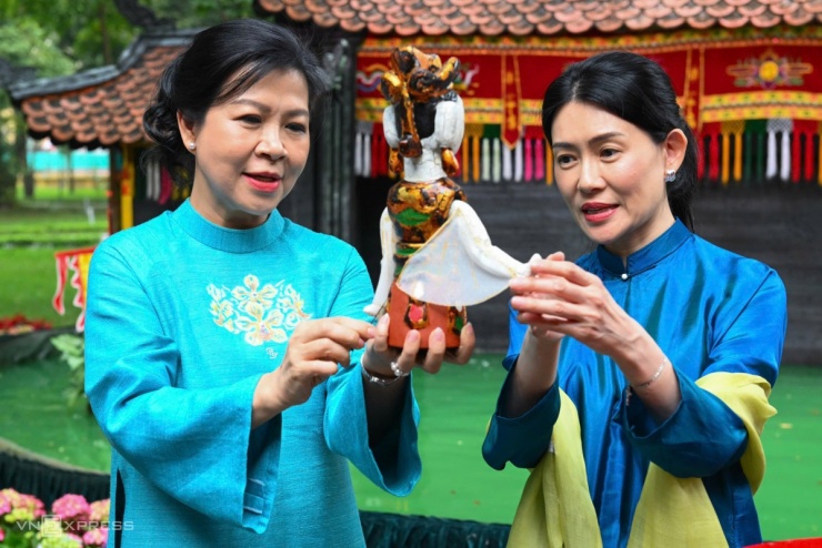 Phu nhân Ngô Phương Ly giới thiệu cho phu nhân Loo Tze Lui các đặc điểm của con rối.