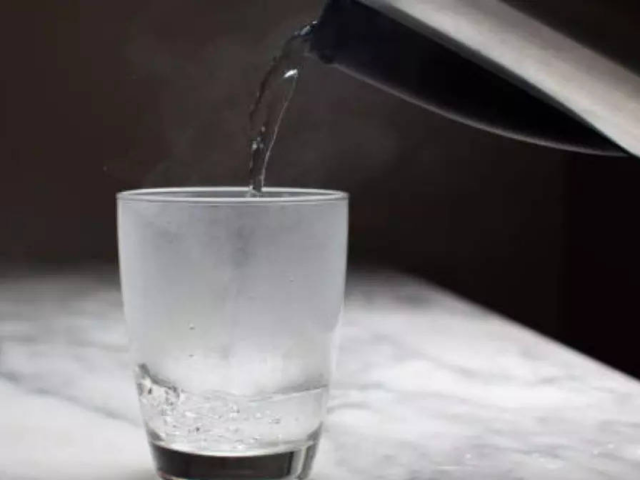 Điều gì sẽ xảy ra với cơ thể bạn khi uống 6 cốc nước ấm mỗi ngày?