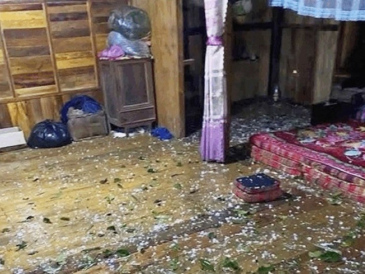 VIDEO: Người dân hoảng sợ do mưa đá, dông lốc làm bay mái nhà