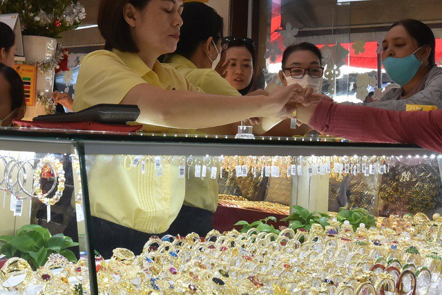 Giá vàng hôm nay nóng lên