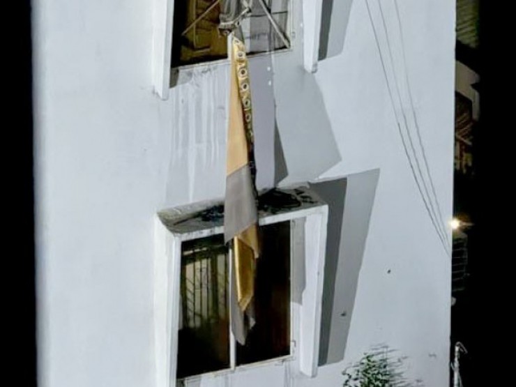 Cháy tại nhà 5 tầng lúc nửa đêm, nhiều người đu rèm cửa thoát nạn