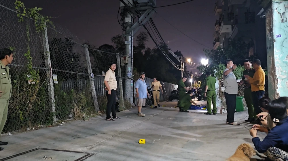 Công an phong tỏa con hẻm để khám nghiệm, điều tra. Ảnh: HT